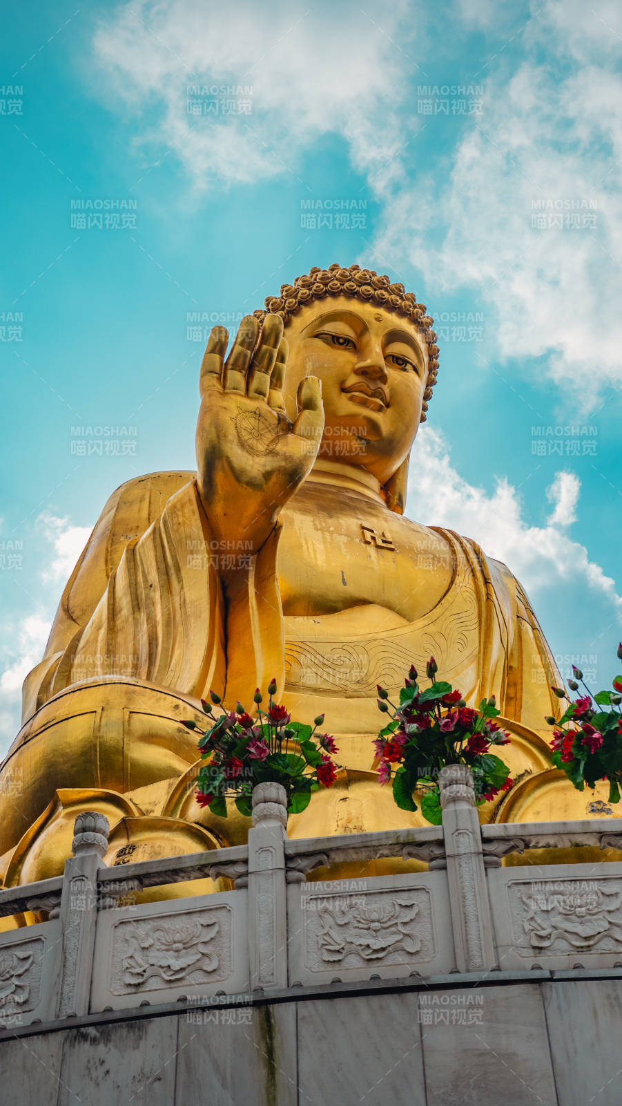 金佛慈祥迎宾-华岩寺图片
