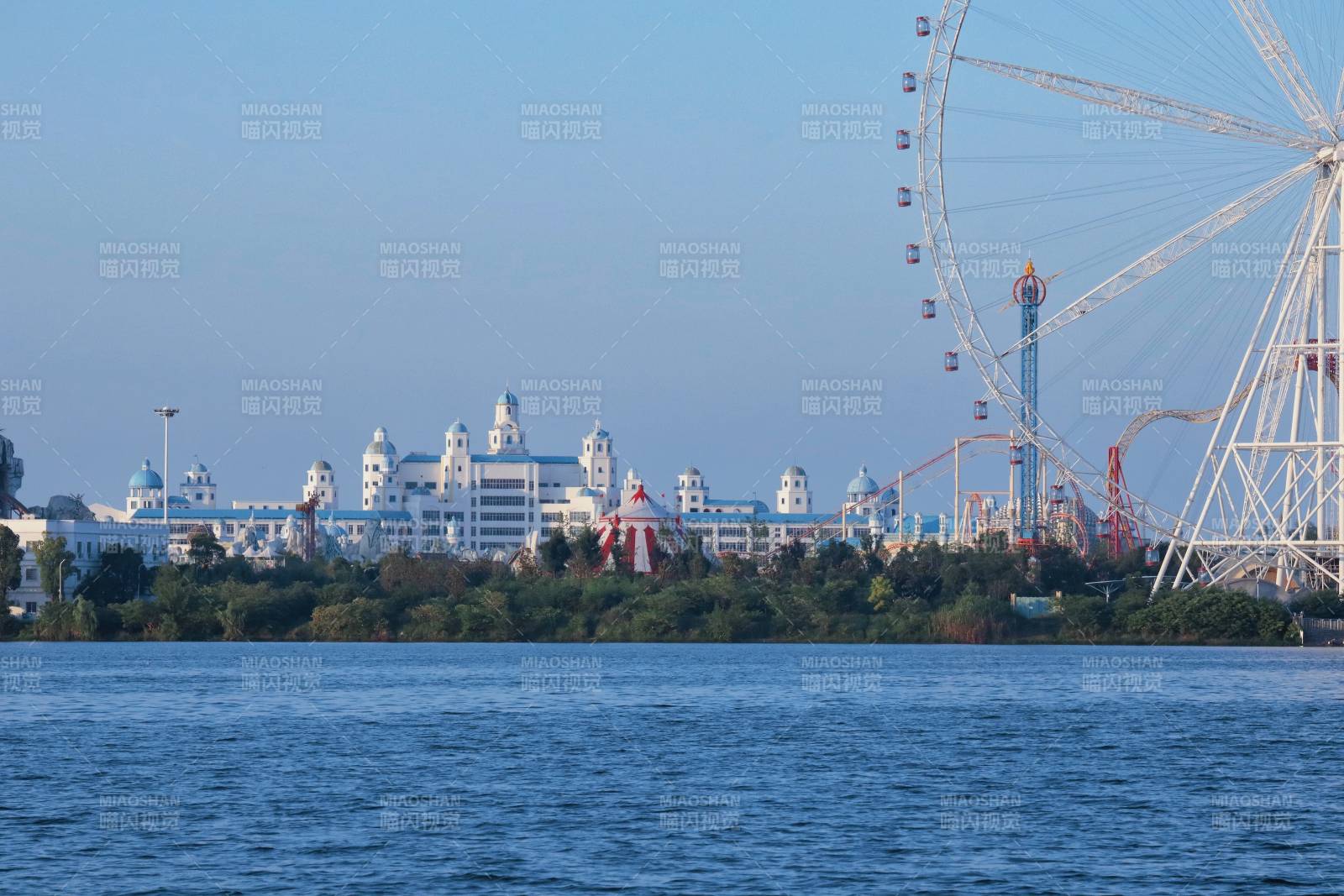 湖畔游乐园风光图片