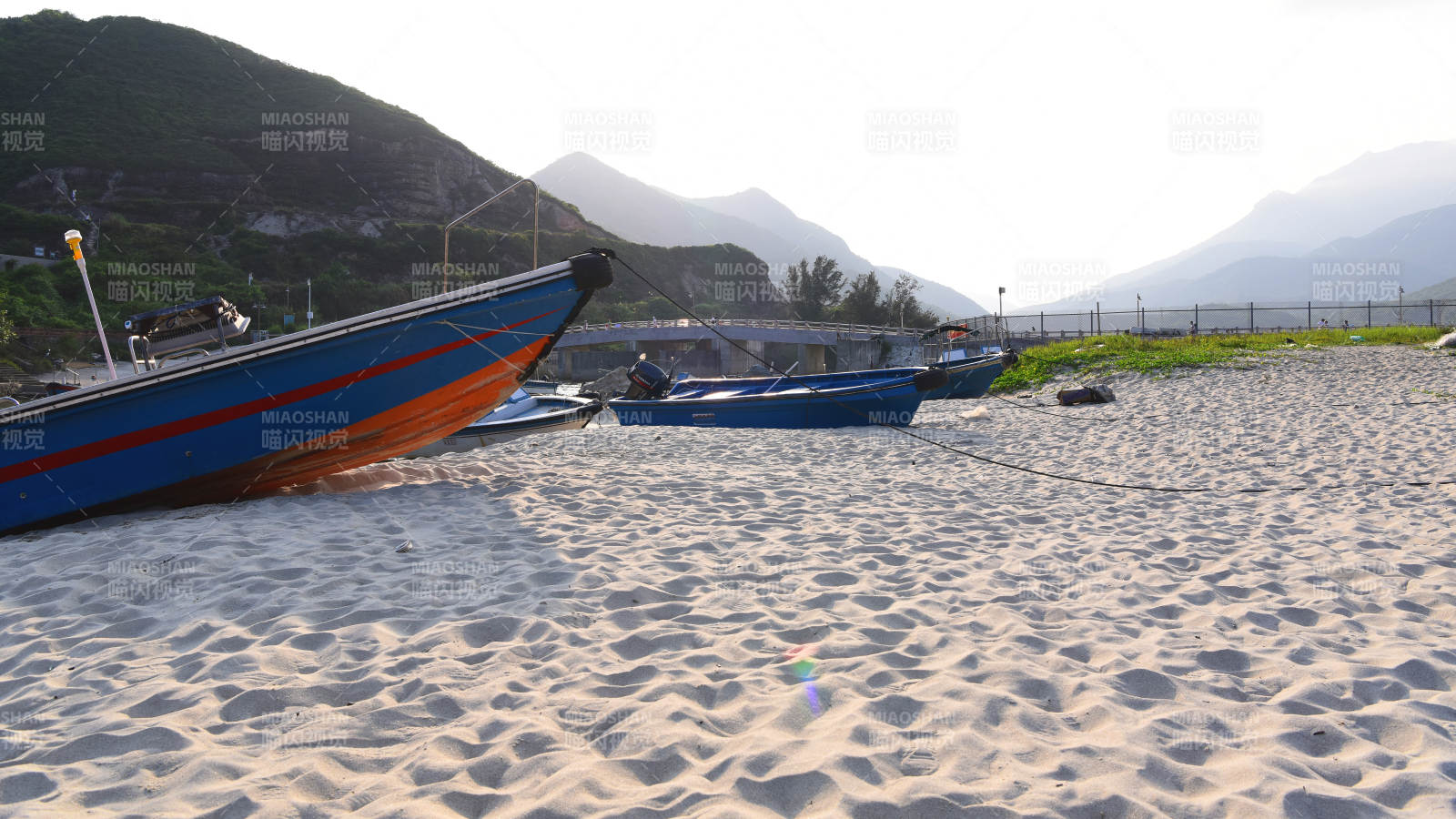 广东东涌旅游打卡地沙滩上的渔船图片