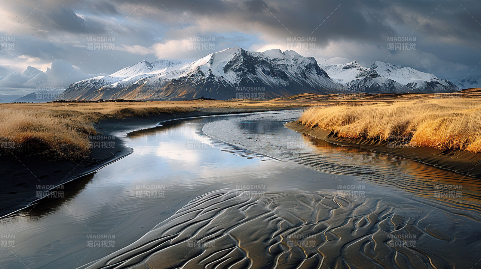 雪山映溪流图片