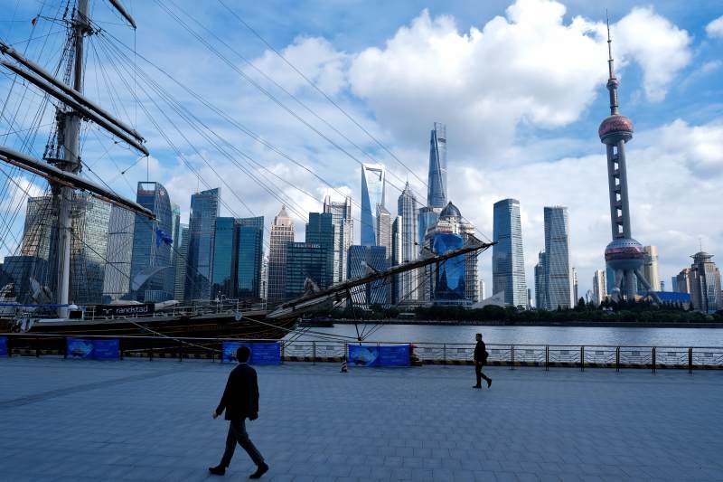 上海天际线与帆船图片