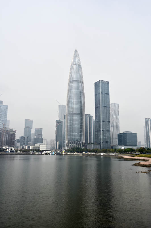 深圳湾地标建筑摩天大楼与城市倒影图片