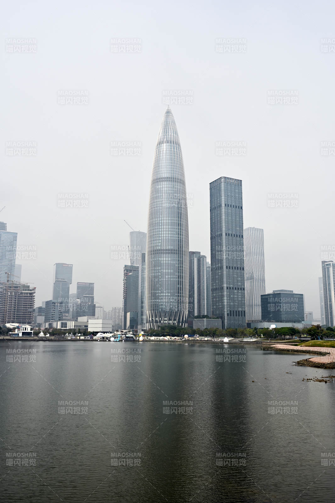 深圳湾地标建筑摩天大楼与城市倒影图片