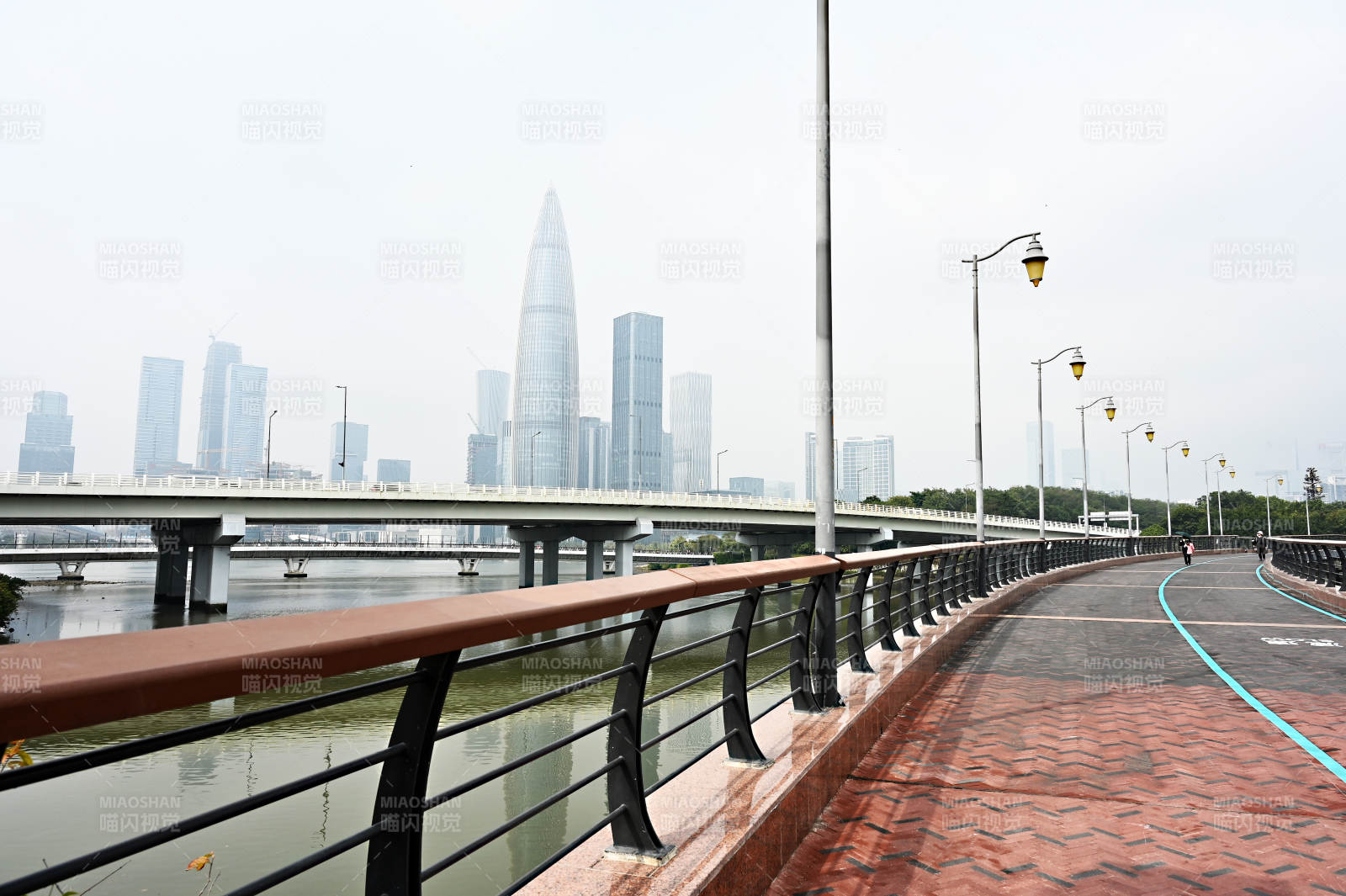 深圳现代都市桥梁上的休闲步道图片