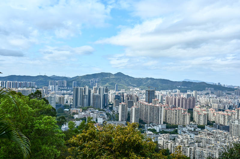 蓝天白云下的深圳求水山公园风光图片