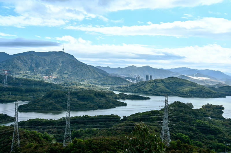 蓝天白云下的深圳求水山公园风光图片