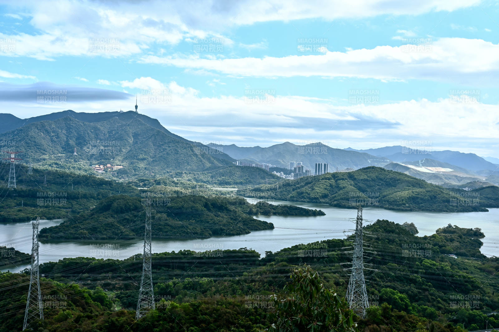 蓝天白云下的深圳求水山公园风光图片