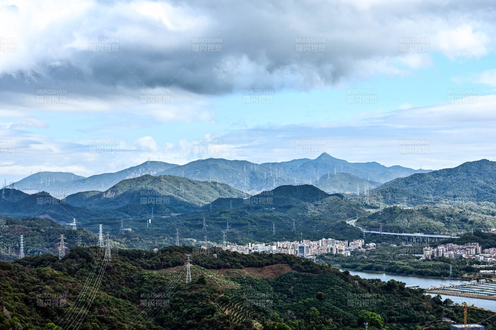 蓝天白云下的深圳求水山公园风光图片