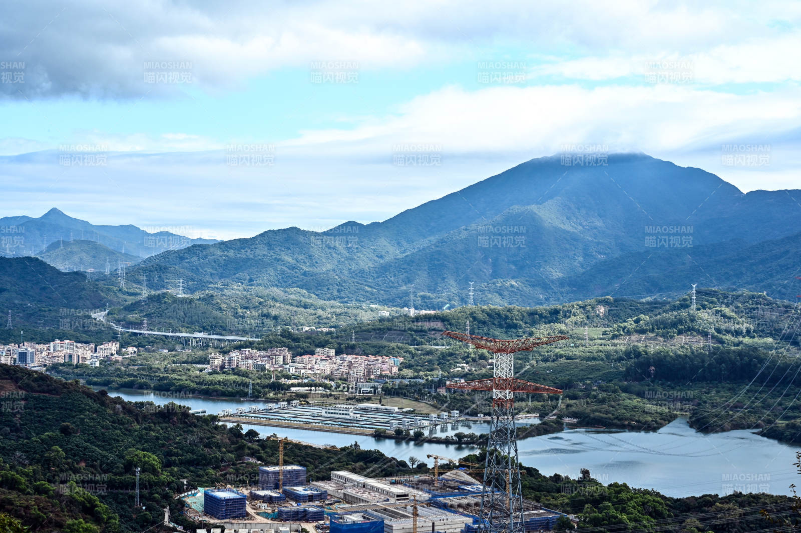 蓝天白云下的深圳求水山公园风光图片