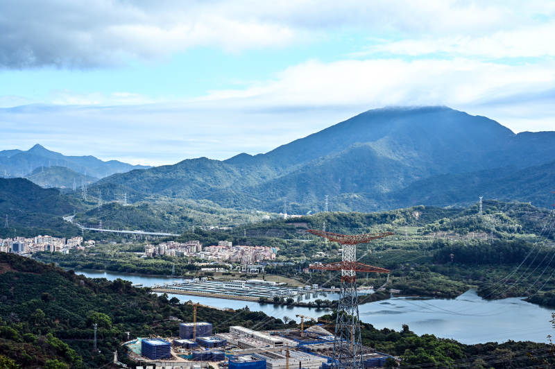 蓝天白云下的深圳求水山公园风光图片