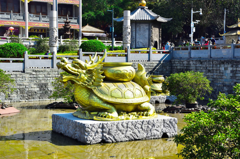深圳凤凰山龙池庭院风光金龙龟雕塑图片