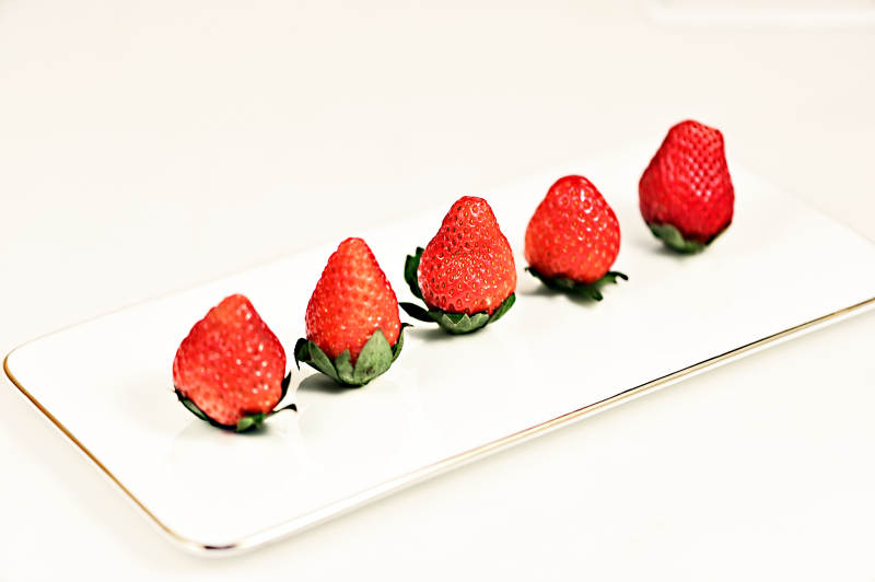 红润欲滴诱人的草莓特写图片