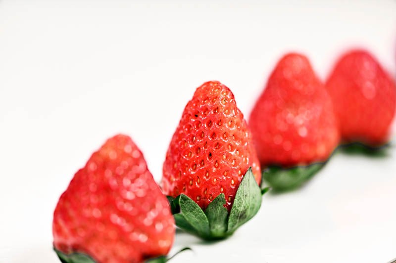 红润欲滴诱人的草莓特写图片