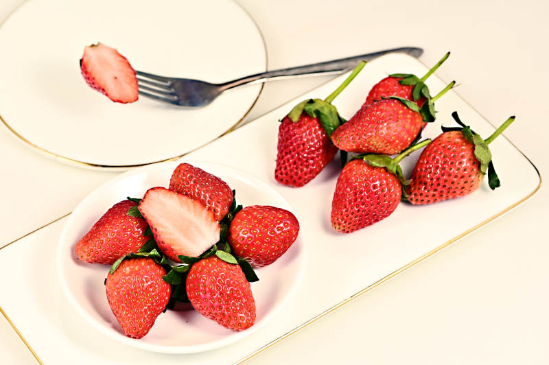 红润欲滴诱人的草莓特写图片