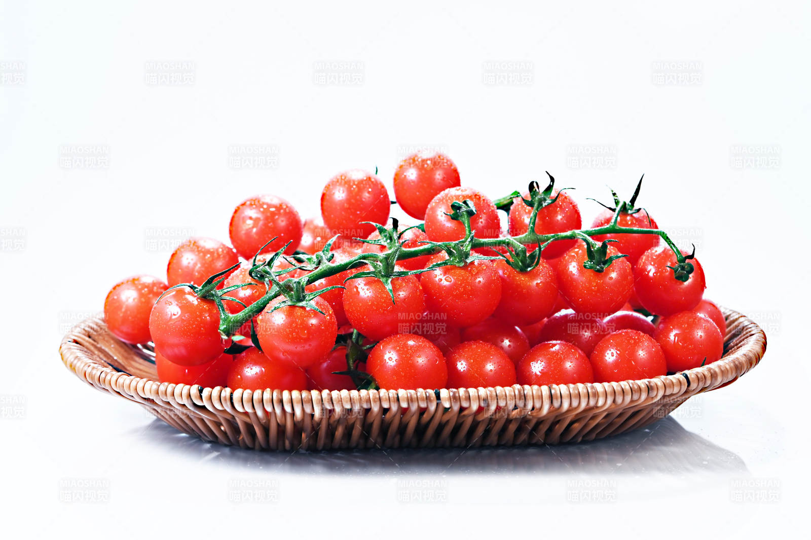 串收樱桃番茄特写图片