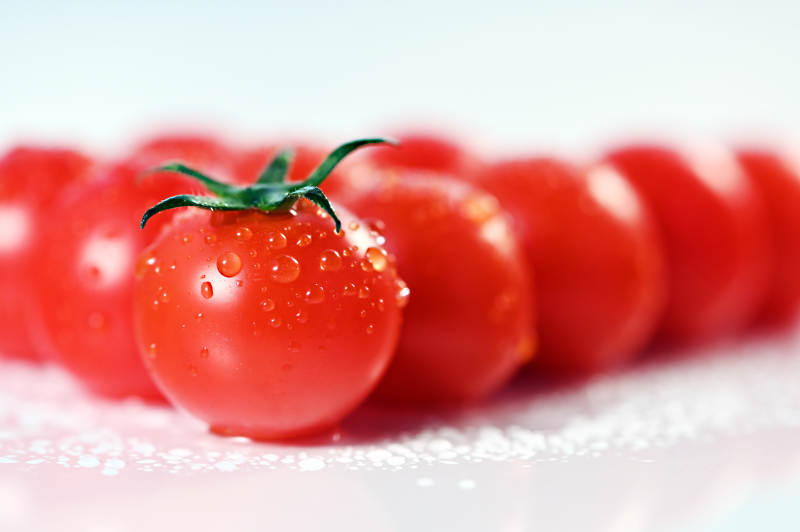 串收樱桃番茄特写图片