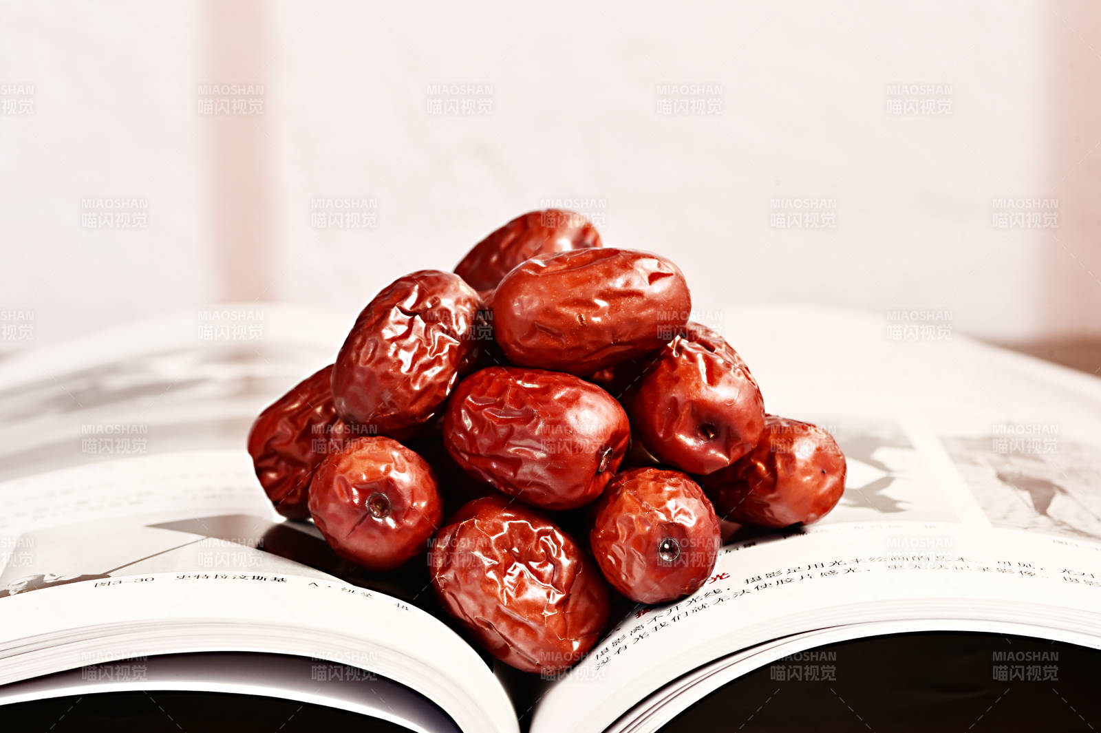 可干吃泡茶煲汤煮粥健康营养的红枣特写图片