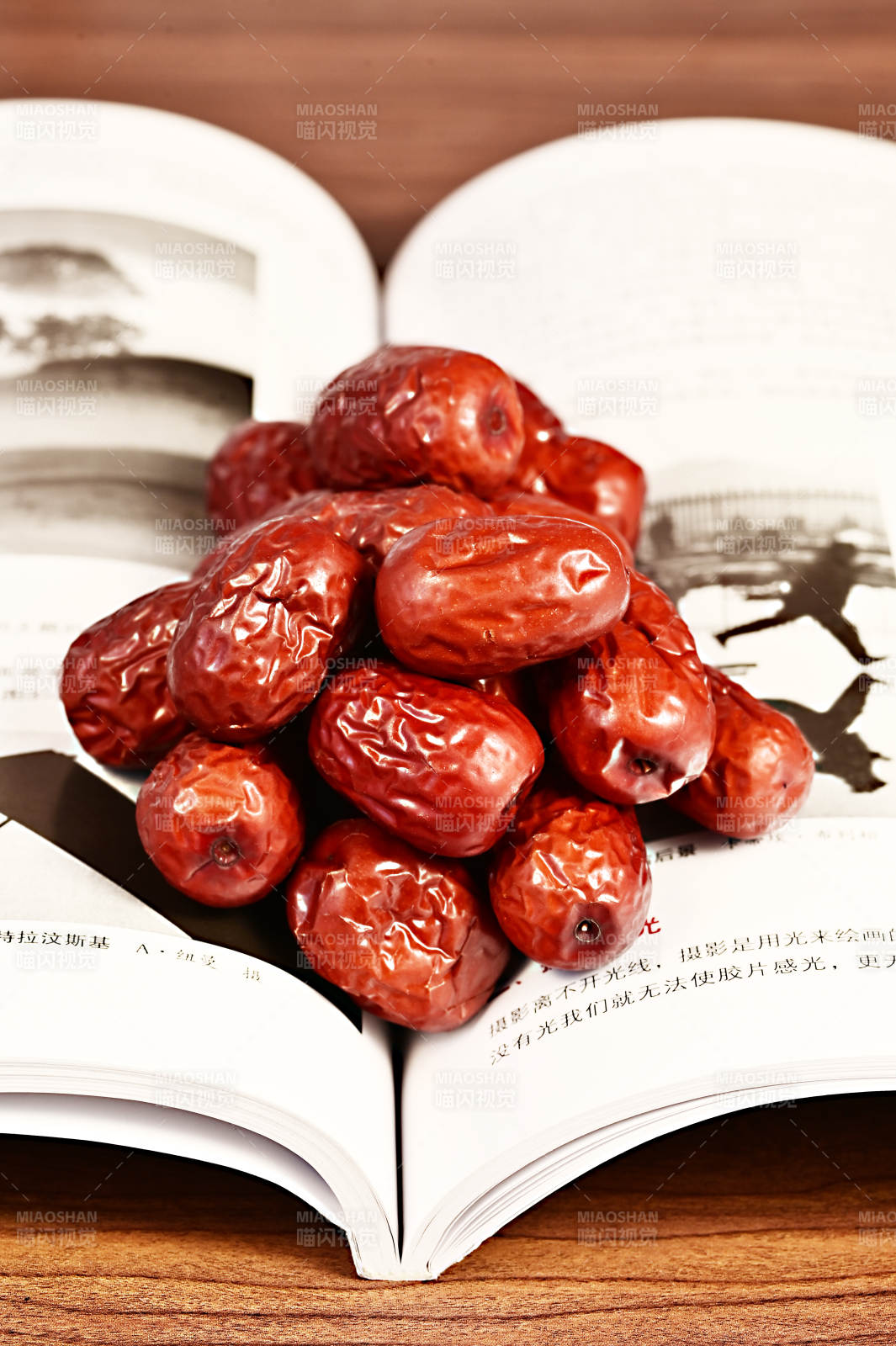 可干吃泡茶煲汤煮粥健康营养的红枣特写图片