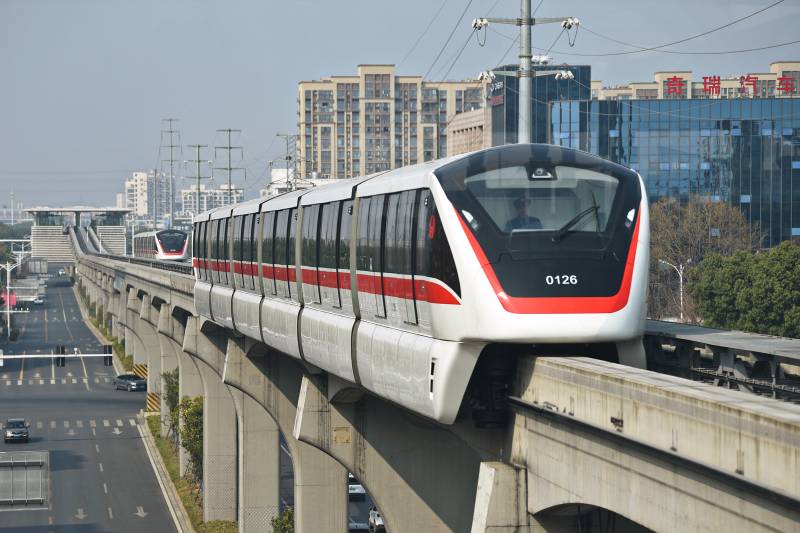 安徽芜湖城市轻轨穿行都市图片