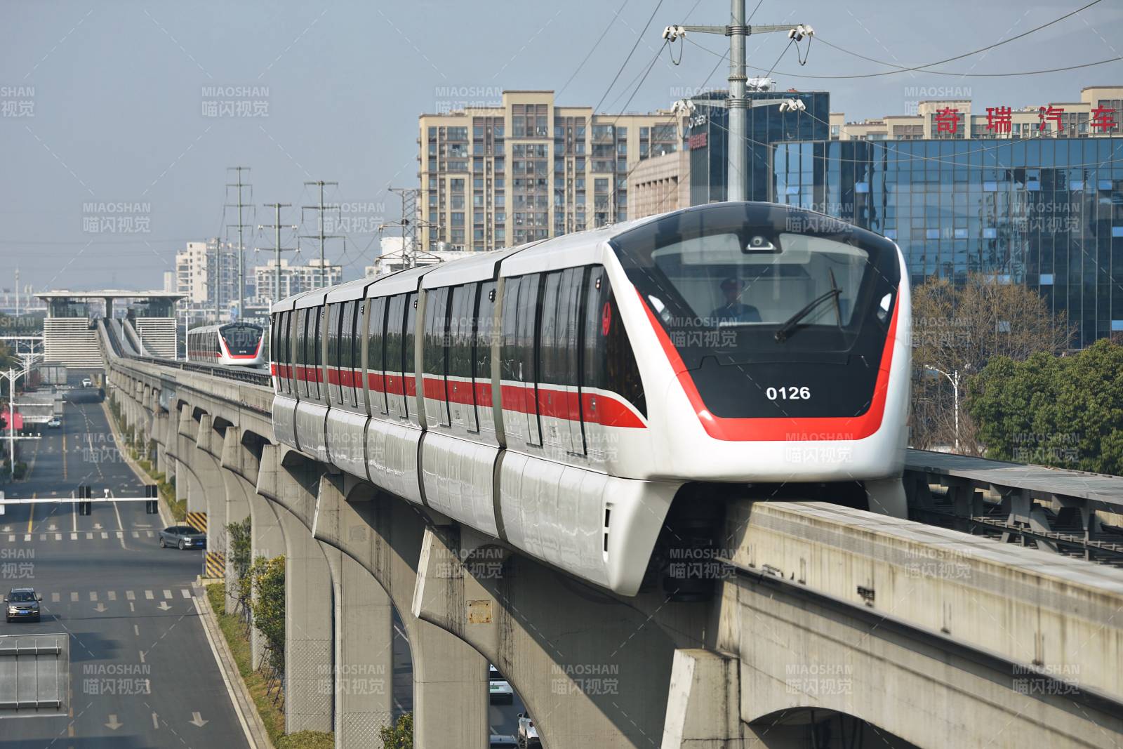 安徽芜湖城市轻轨穿行都市图片