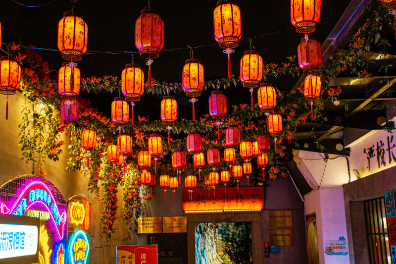 春节灯笼灯火辉煌夜市街图片