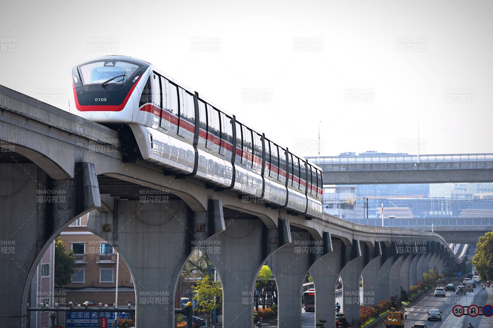 安徽芜湖城市轻轨穿行图图片