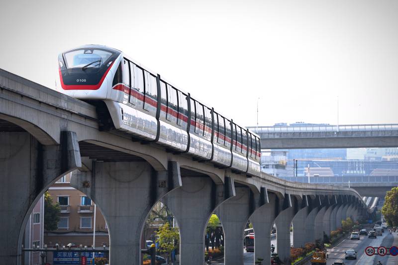 安徽芜湖城市轻轨穿行图图片