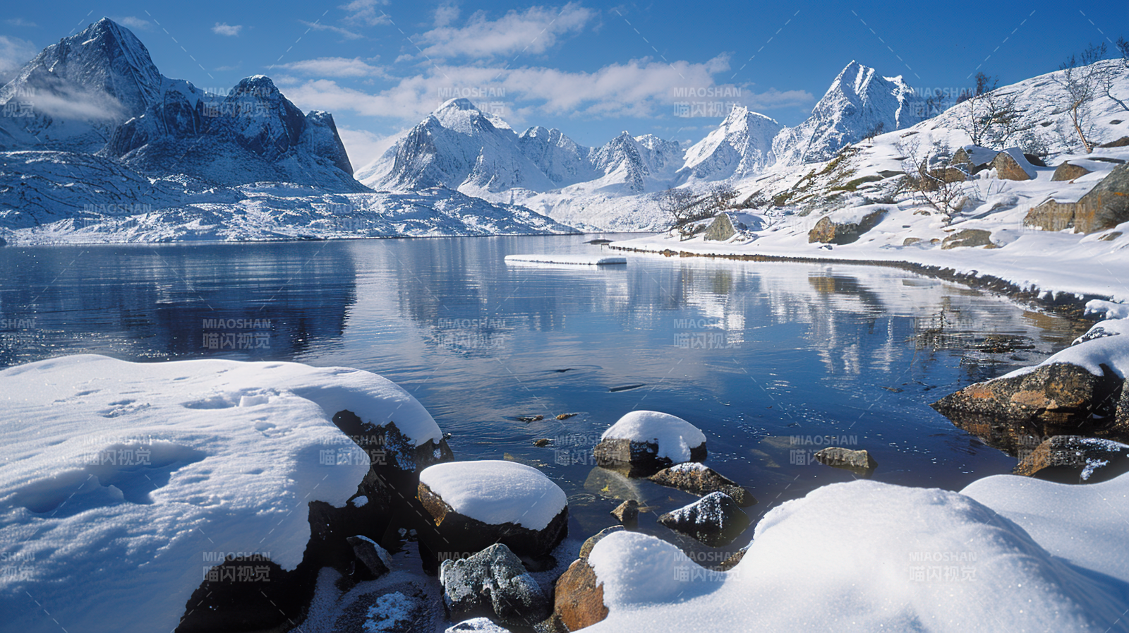 雪山湖景图片