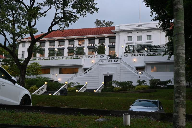 白色建筑夜景楼梯图片
