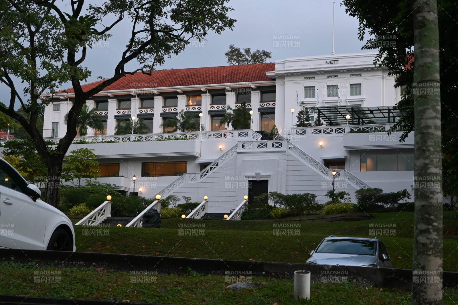 白色建筑夜景楼梯图片