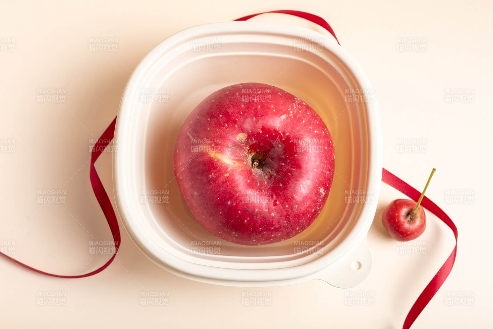 红苹果与小果静置盘中图片