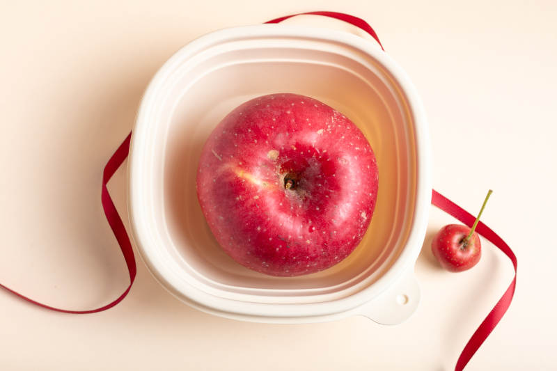 红苹果与小果静置盘中图片