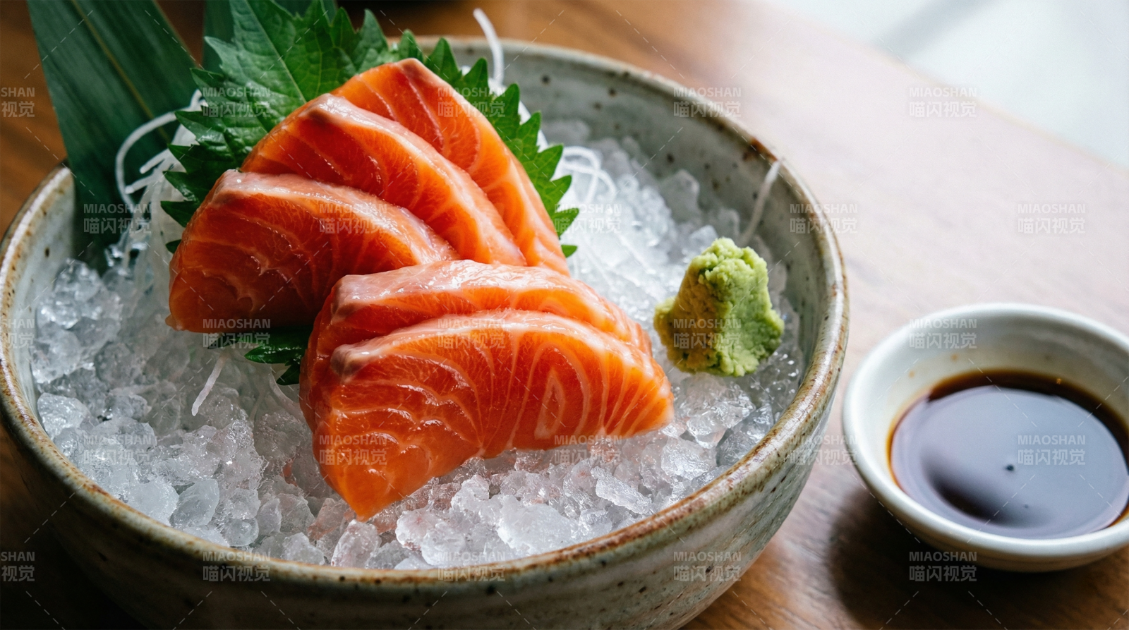 三文鱼刺身配芥末图片