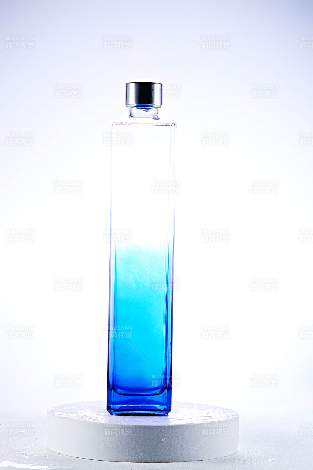 白色背景下精致酒瓶展示图片