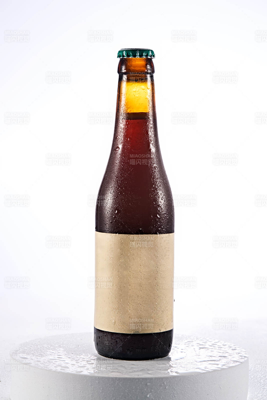 白色背景下精致酒瓶展示图片