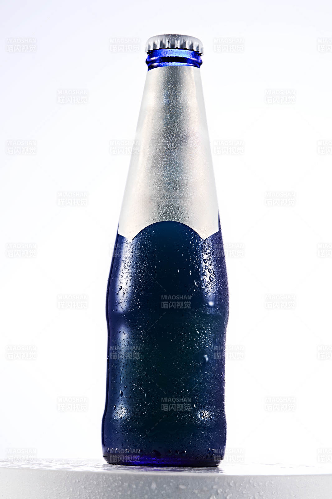 白色背景下精致酒瓶展示图片