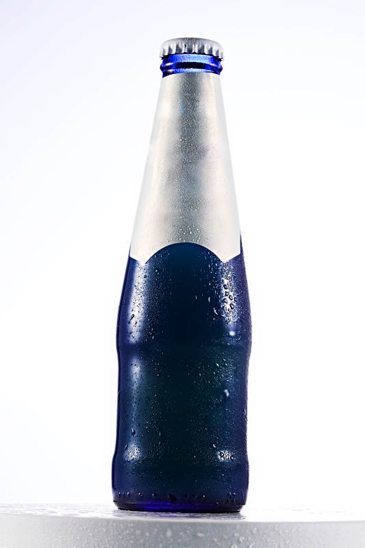 白色背景下精致酒瓶展示图片