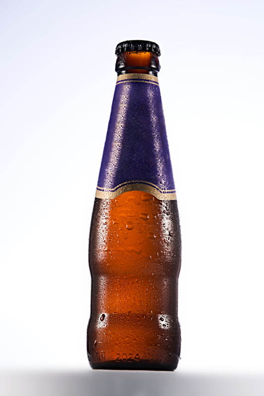 白色背景下精致酒瓶展示图片