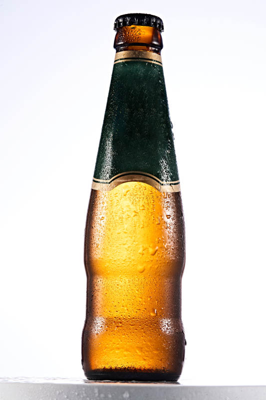 白色背景下精致酒瓶展示图片