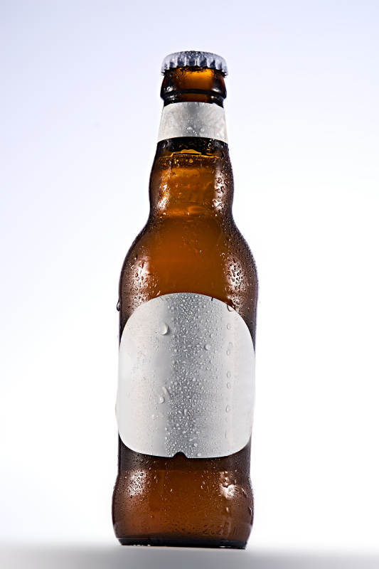 白色背景下精致酒瓶展示图片