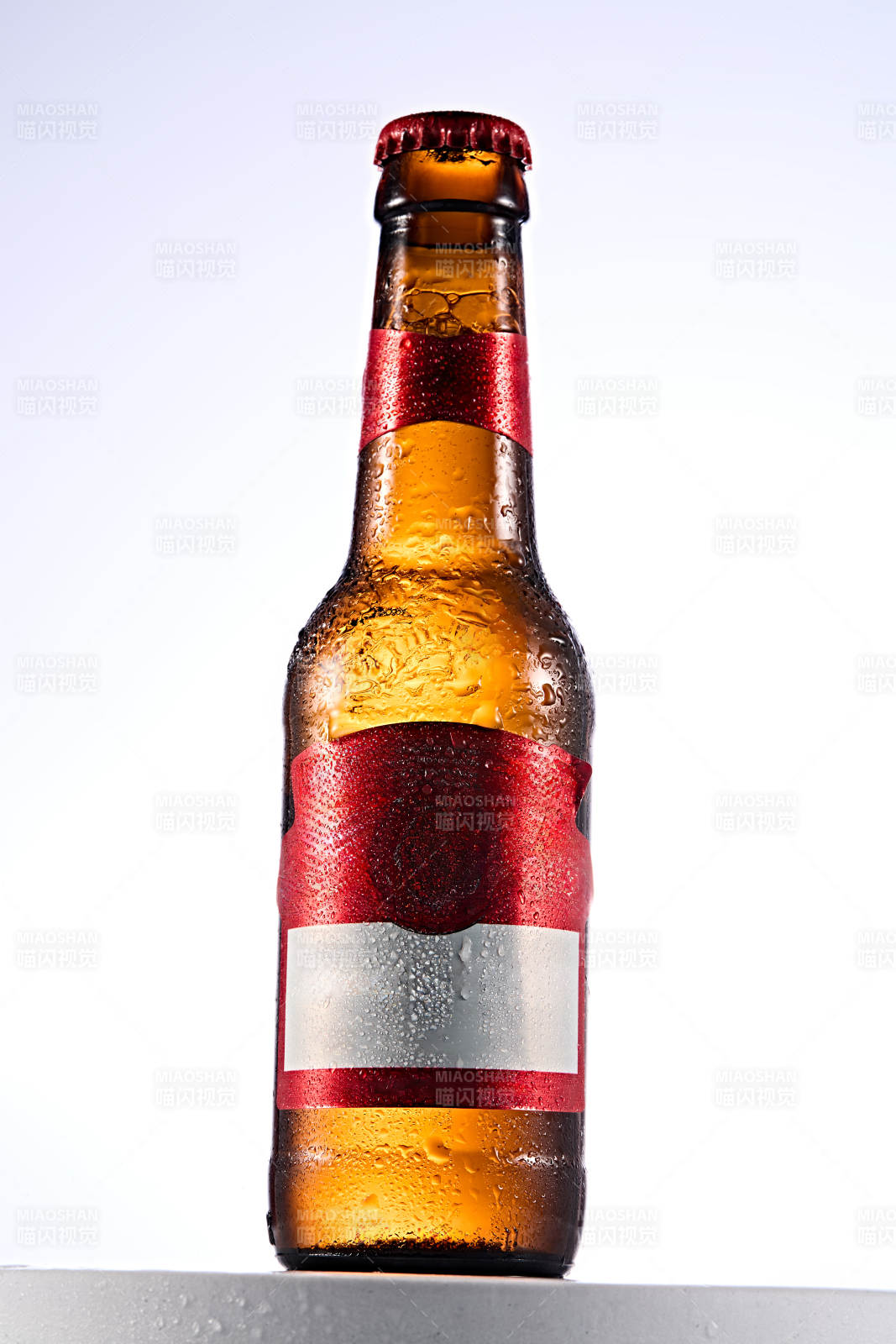 白色背景下精致酒瓶展示图片
