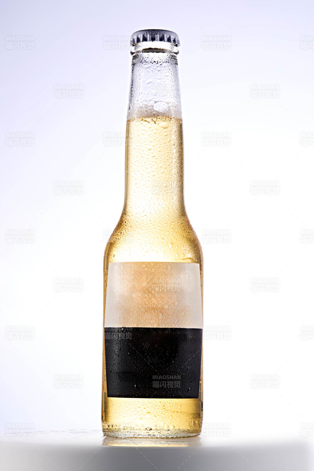 白色背景下精致酒瓶展示图片