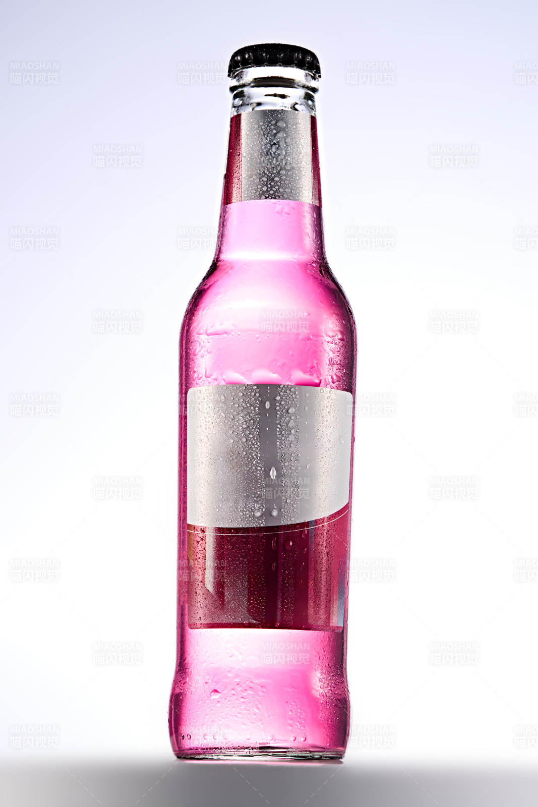白色背景下精致酒瓶展示图片