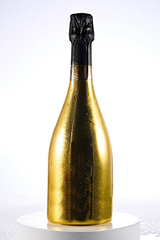 白色背景下精致酒瓶展示图片