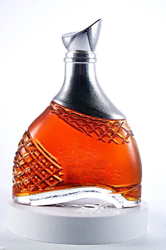 白色背景下精致酒瓶展示图片