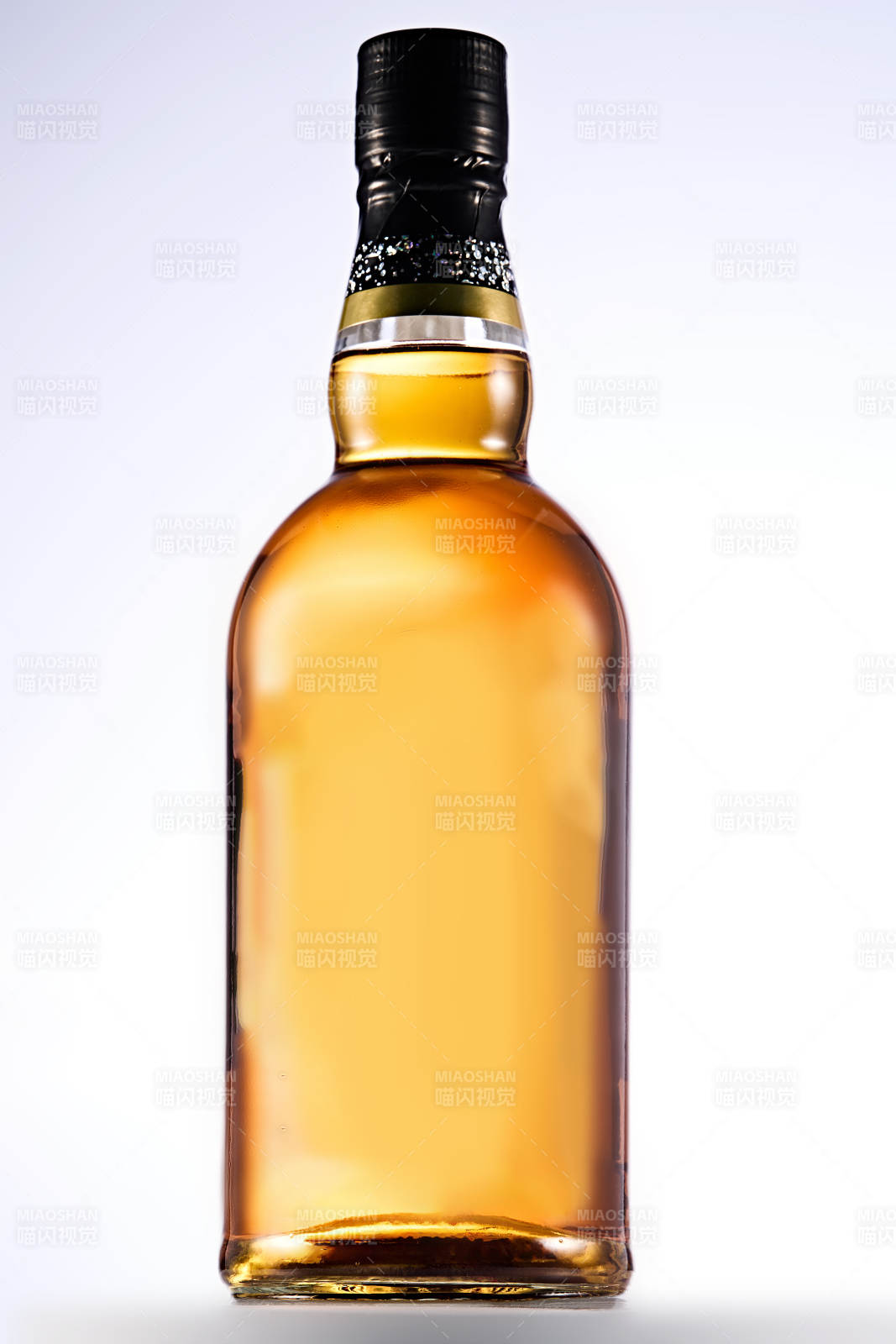 白色背景下精致酒瓶展示图片