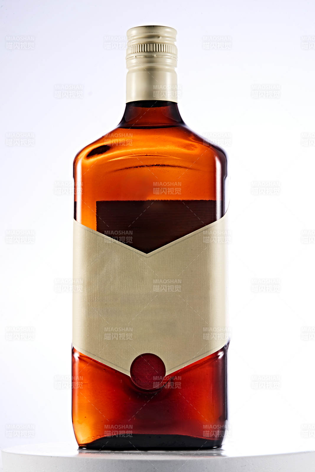 白色背景下精致酒瓶展示图片