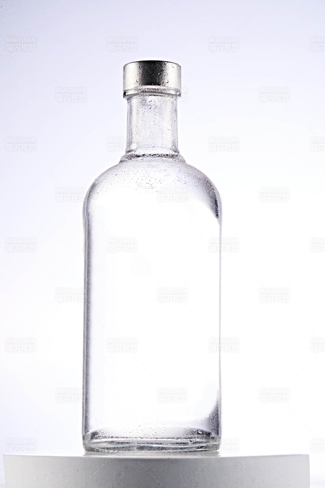白色背景下精致酒瓶展示图片