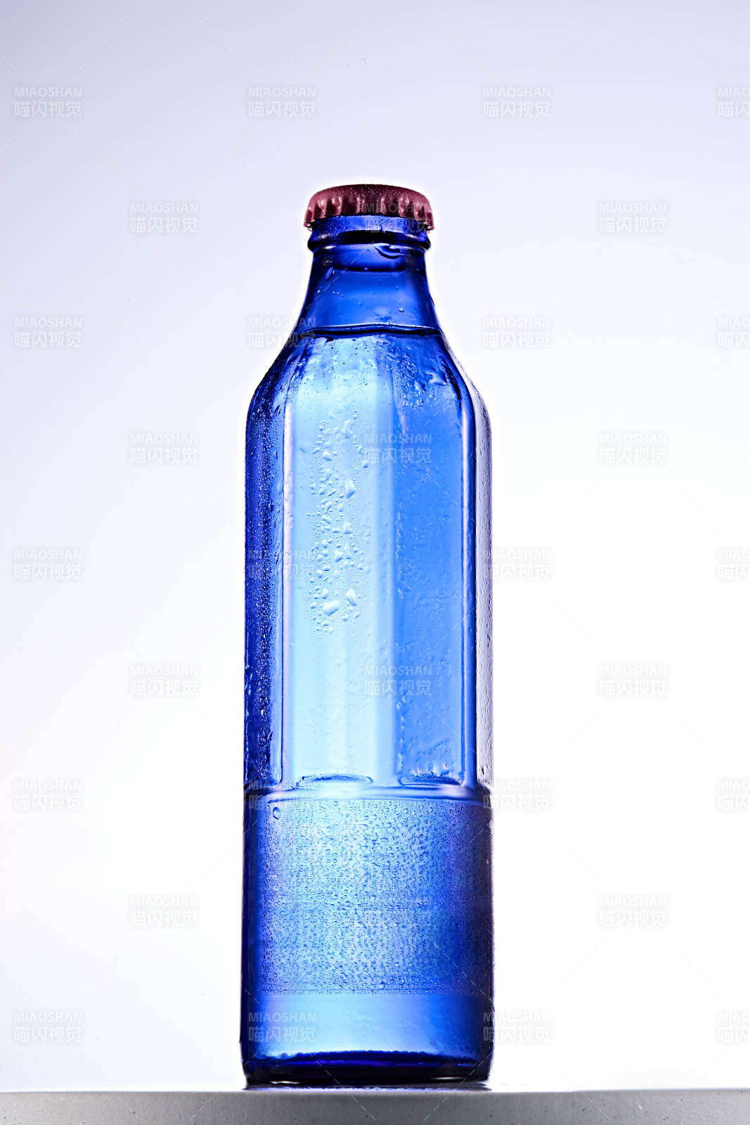 白色背景下精致酒瓶展示图片