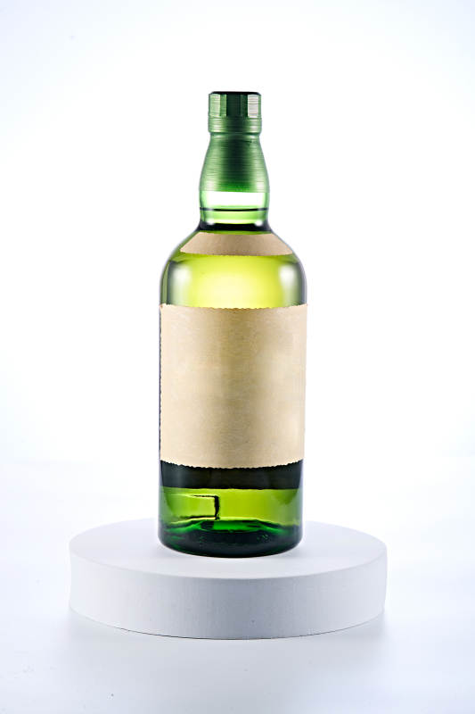 白色背景下精致酒瓶展示图片